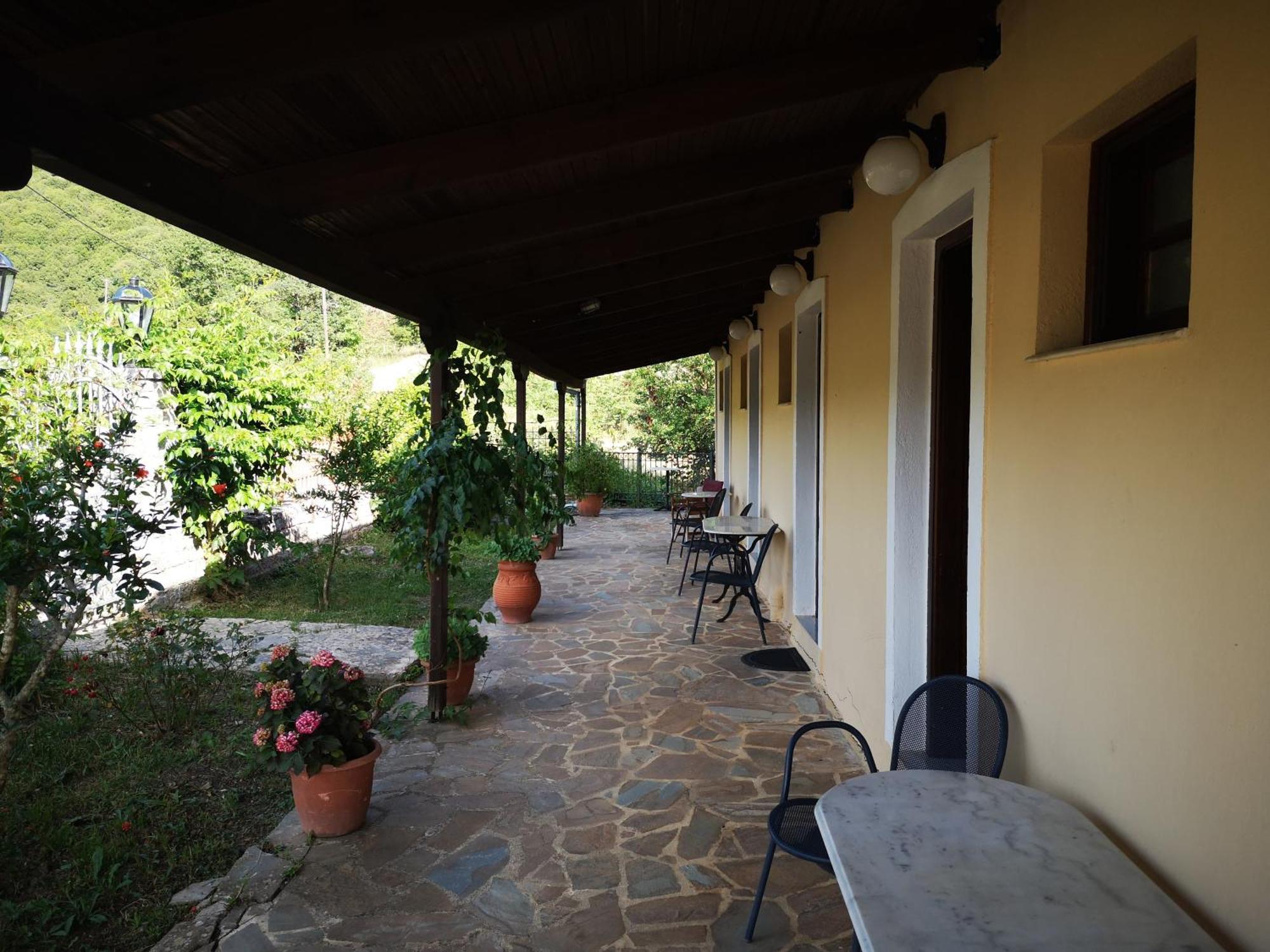 2 Alonia Hotel Anatoliki Frangista Екстериор снимка